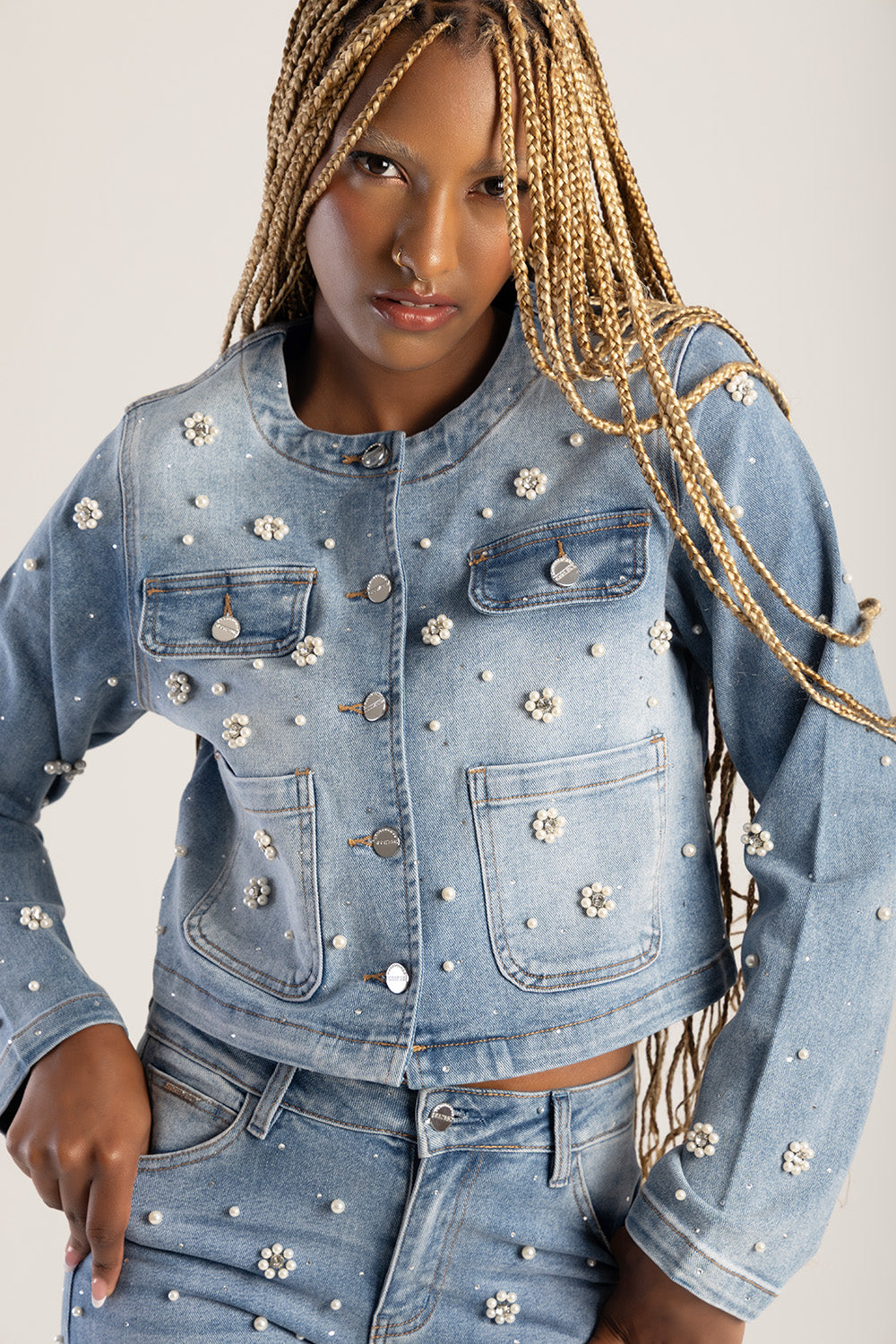 Ladies Riveted Pearl Detail Jacket With Front Pockets - Light Wash