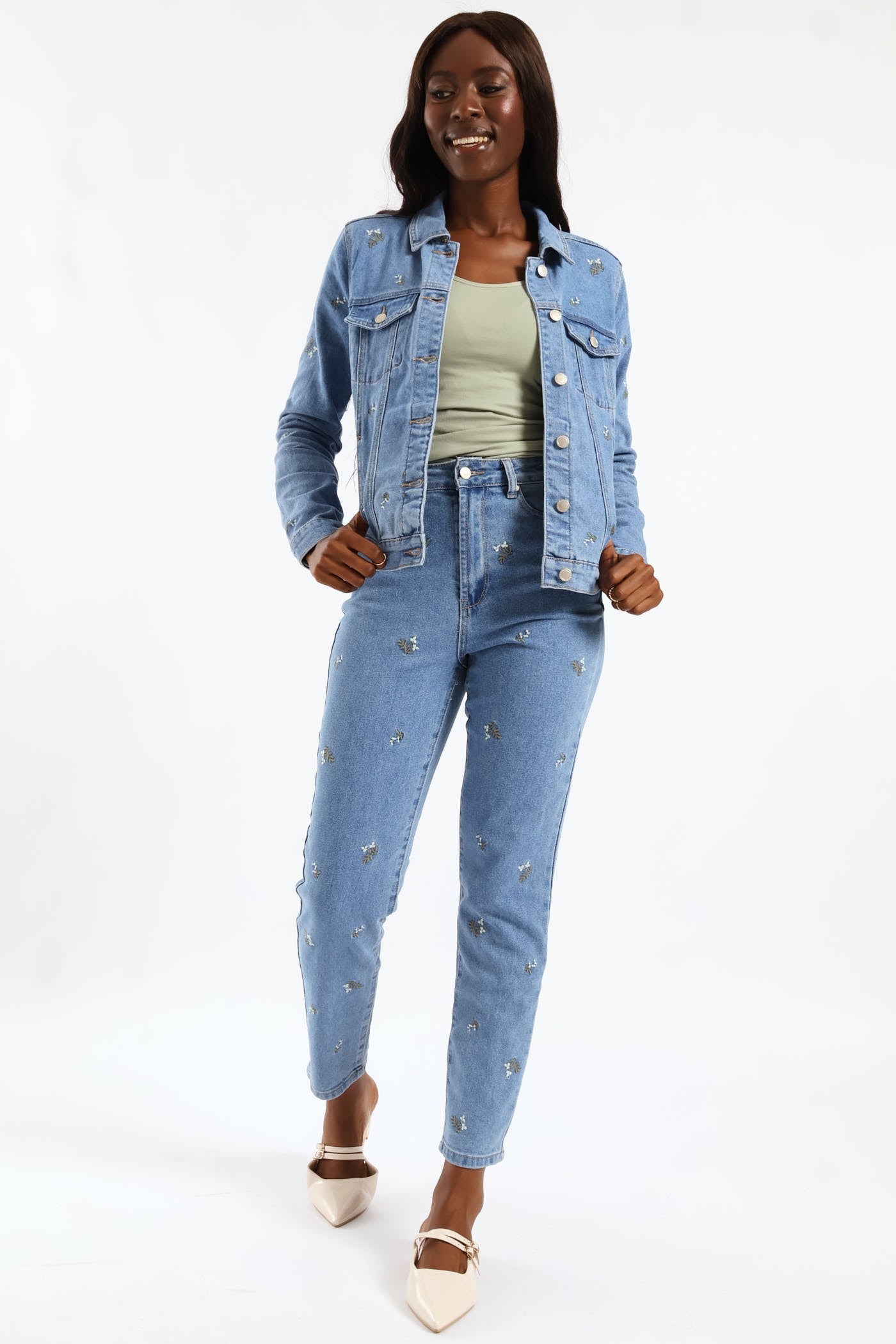 Ladies Hi-Rise White Daisies Print Embroidered Mom Jeans - Light