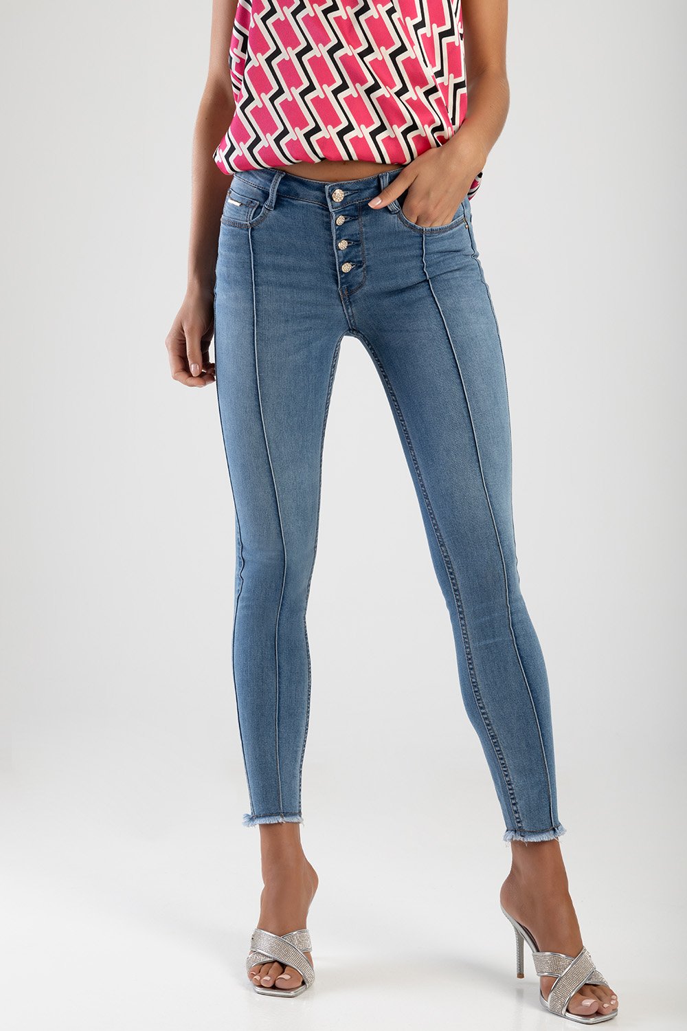 Ladies Mid Waist Skinny Jean With Pin Tuck Exposed Buttons Light Wash