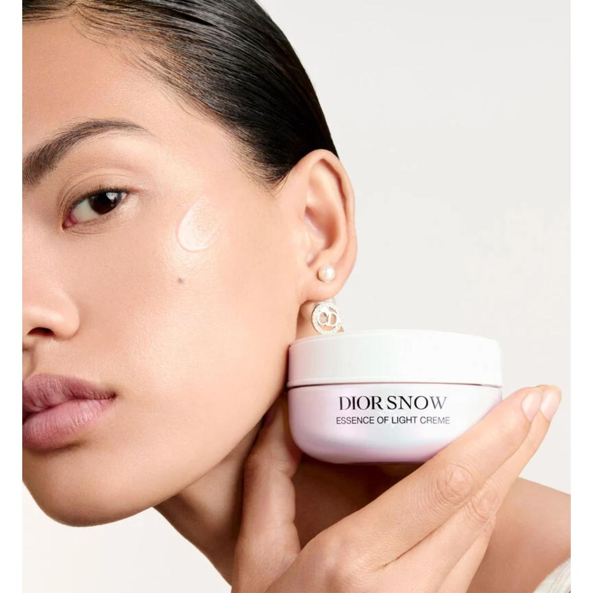 クリスチャンディオールDIOR ESSENCE OF LIGHT50ml Dior Snow Essence of Light Serum: Brightening Serum | DIOR