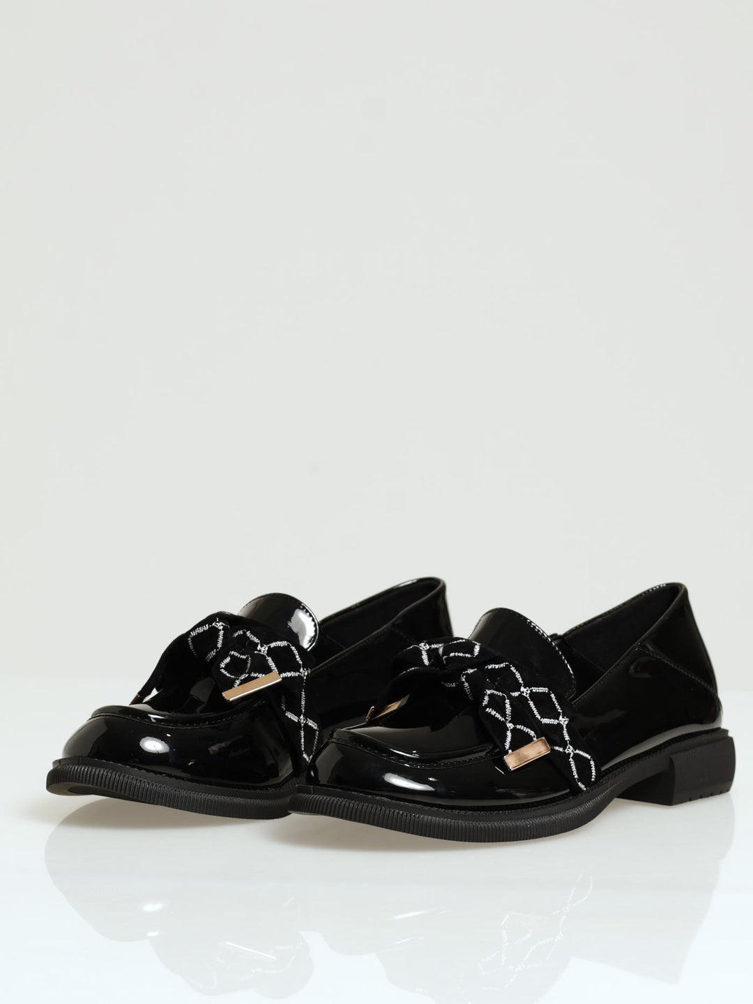 Loafer With Metal Tip Bow - Black