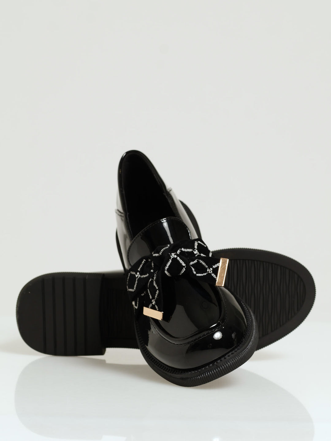 Loafer With Metal Tip Bow - Black