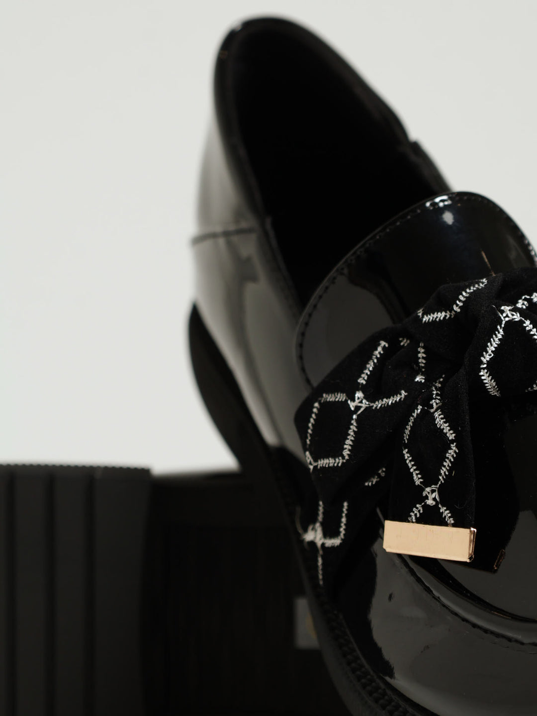 Loafer With Metal Tip Bow - Black