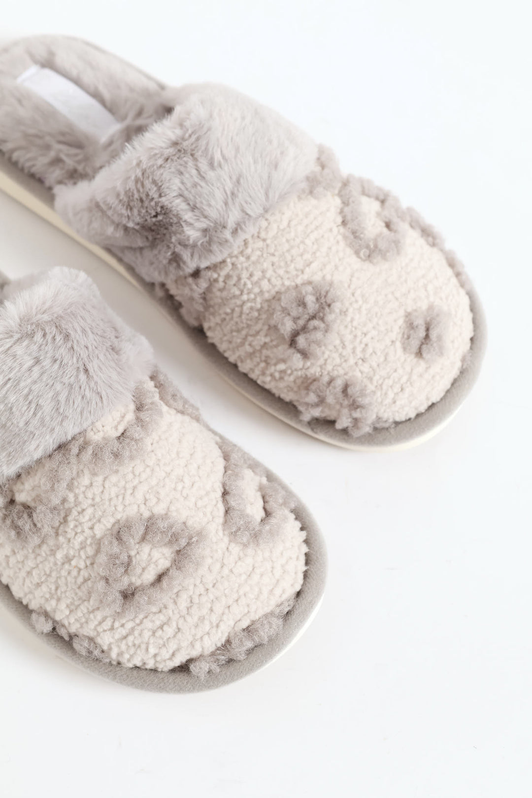 Heart Detail Closed Toe Slipper - Light Grey