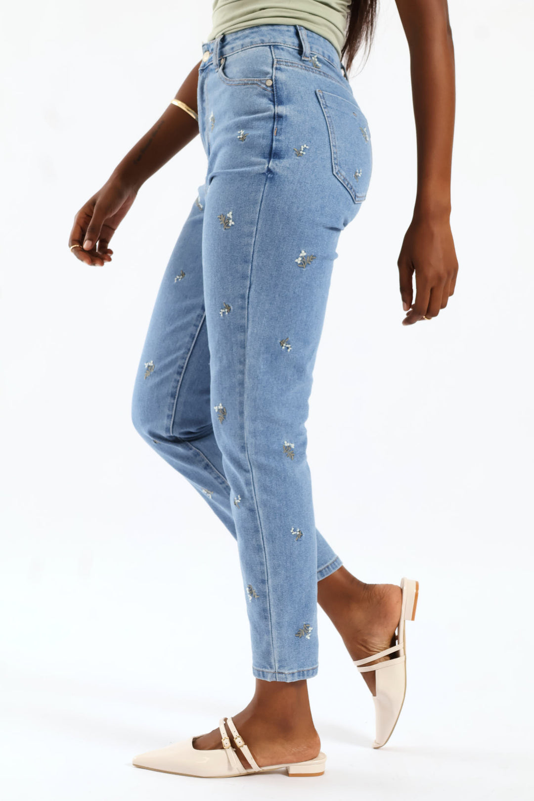 Hi-Rise White Daisies Print Embroidered Mom Jeans - Light Wash