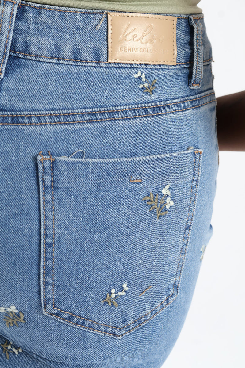 Hi-Rise White Daisies Print Embroidered Mom Jeans - Light Wash