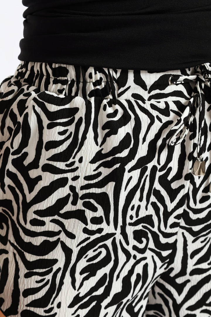 Drawstring Eyelet Crinkle Bermuda Toggle Shorts - Black/Beige