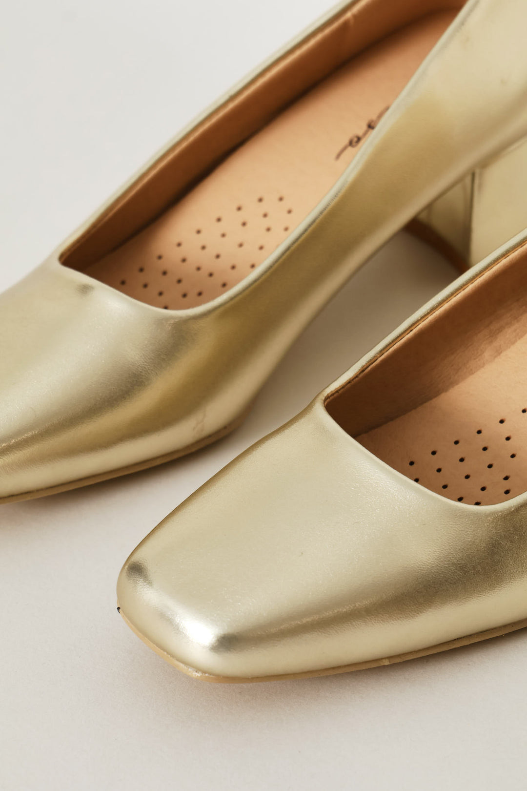 Crinkle Pu Sqaure Toe Court Heel - Gold