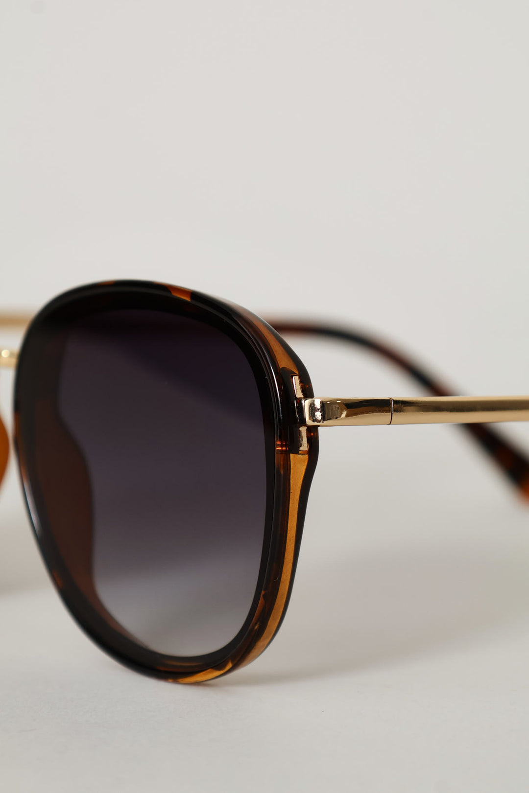 Round Smoke Gold Temple Sunglasses - Tortoise Shell