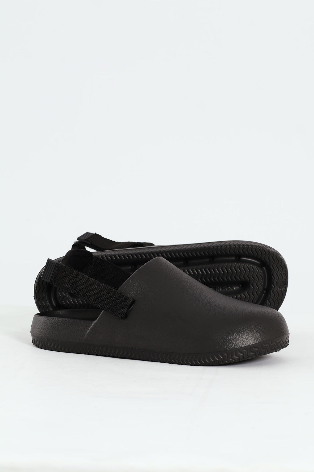 Closed Toe Moulded Clog With Backstrap - Black