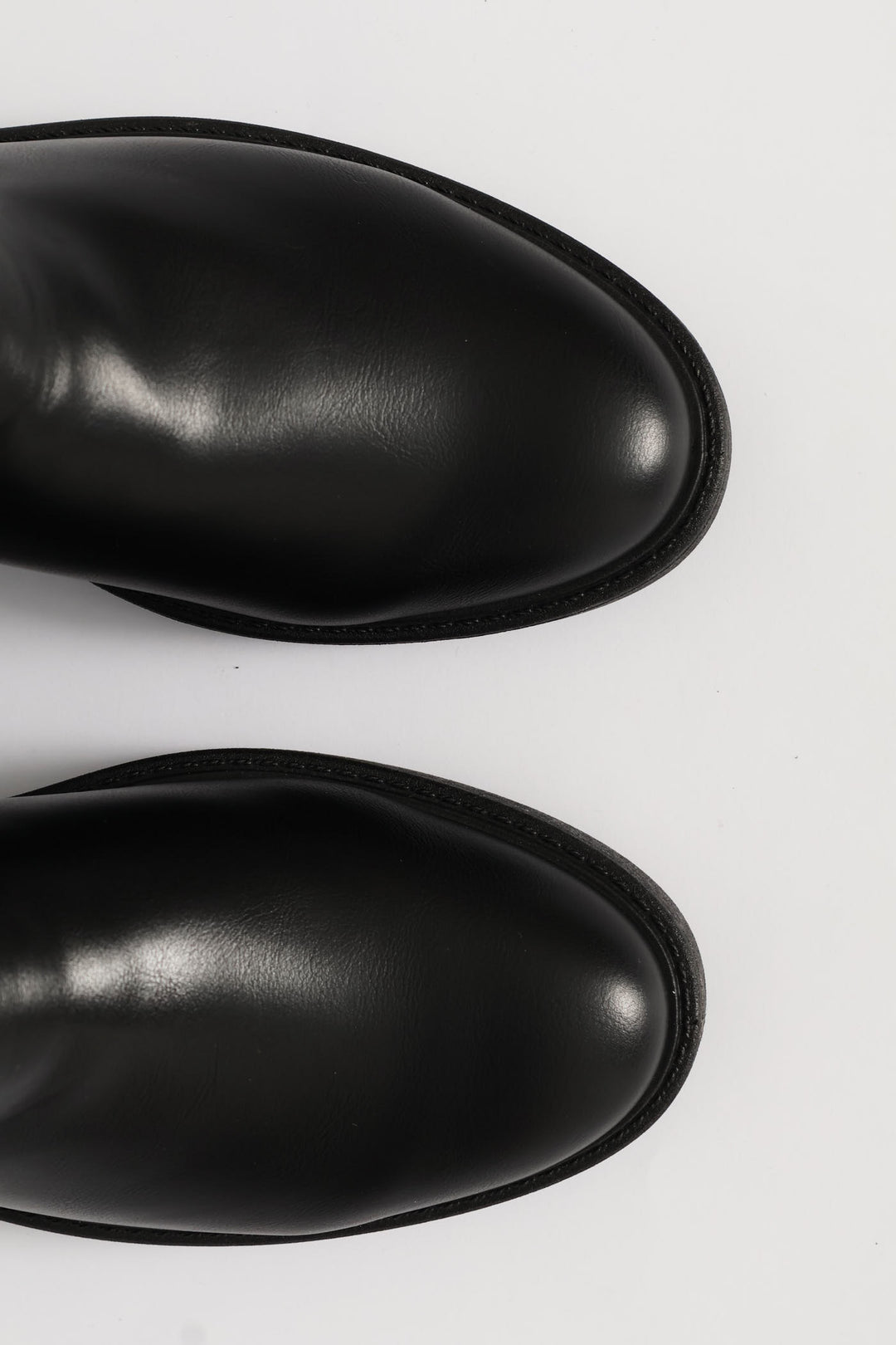 Back Trim Classic Chelsea Boot - Black