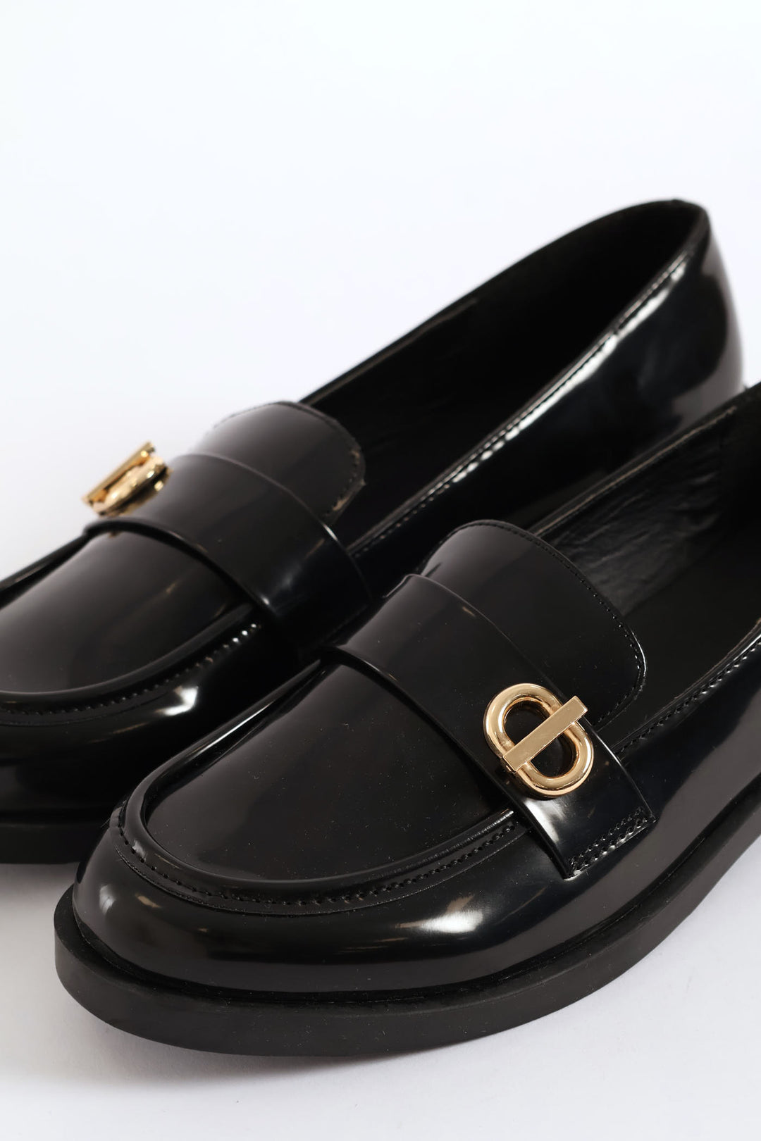Side Circle Trim Shiny Loafer - Black