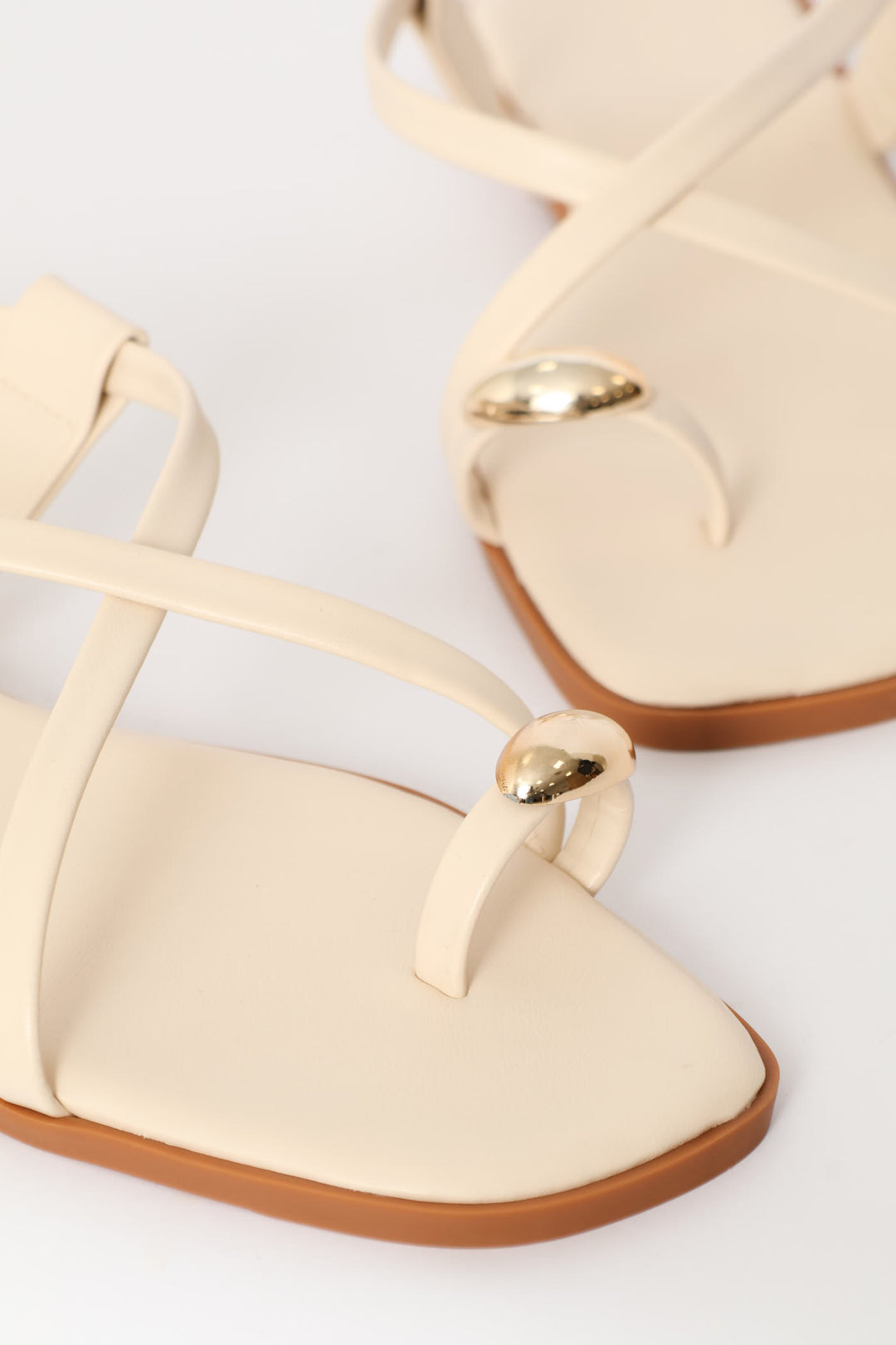 Toe Post With Crosstrap Detail - Off White