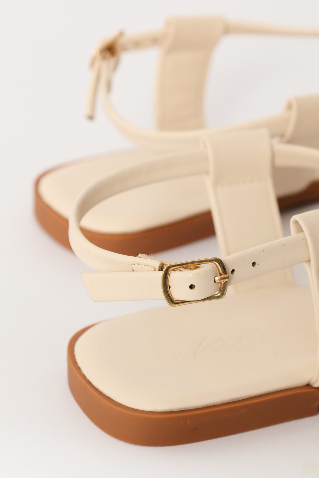 Toe Post With Crosstrap Detail - Off White