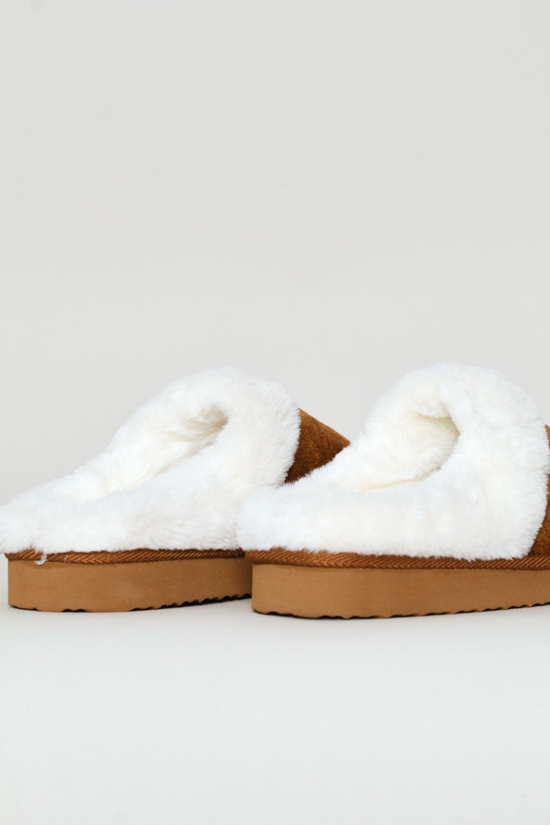 Embossed Closed Toe Slipper - Caramel