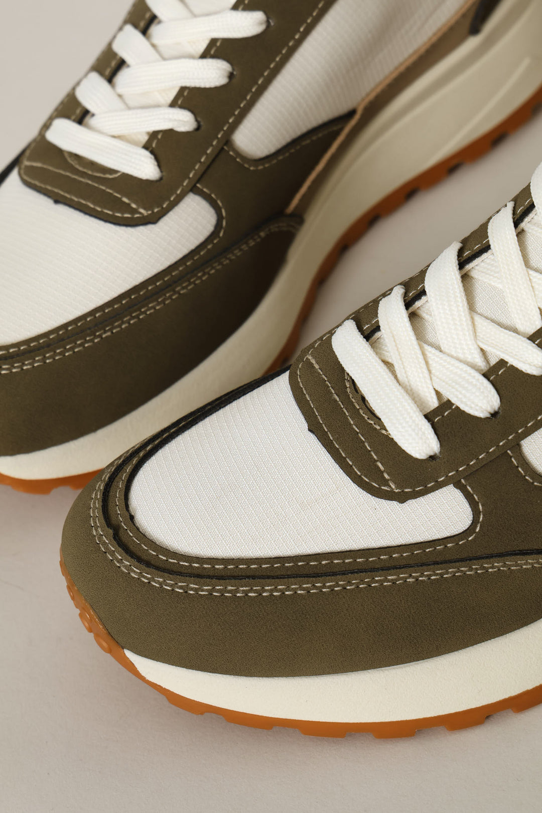 Essential Retro Runner - Stone/Olive