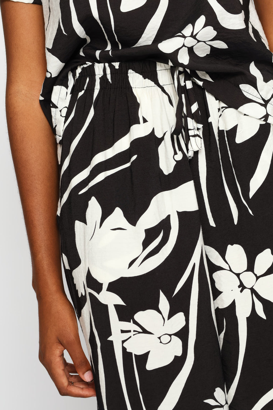 Printed Pull-On Self Belt Wideleg Pant - Black/White