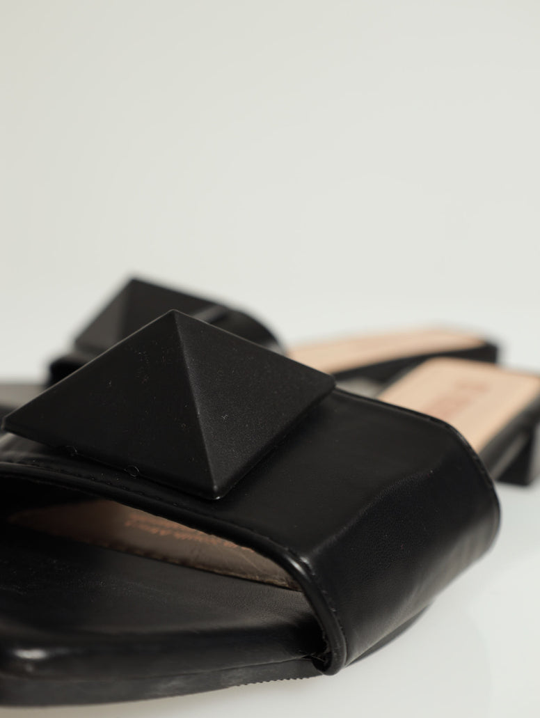 Koh One Strap Push In With Pyramid Stud - Black