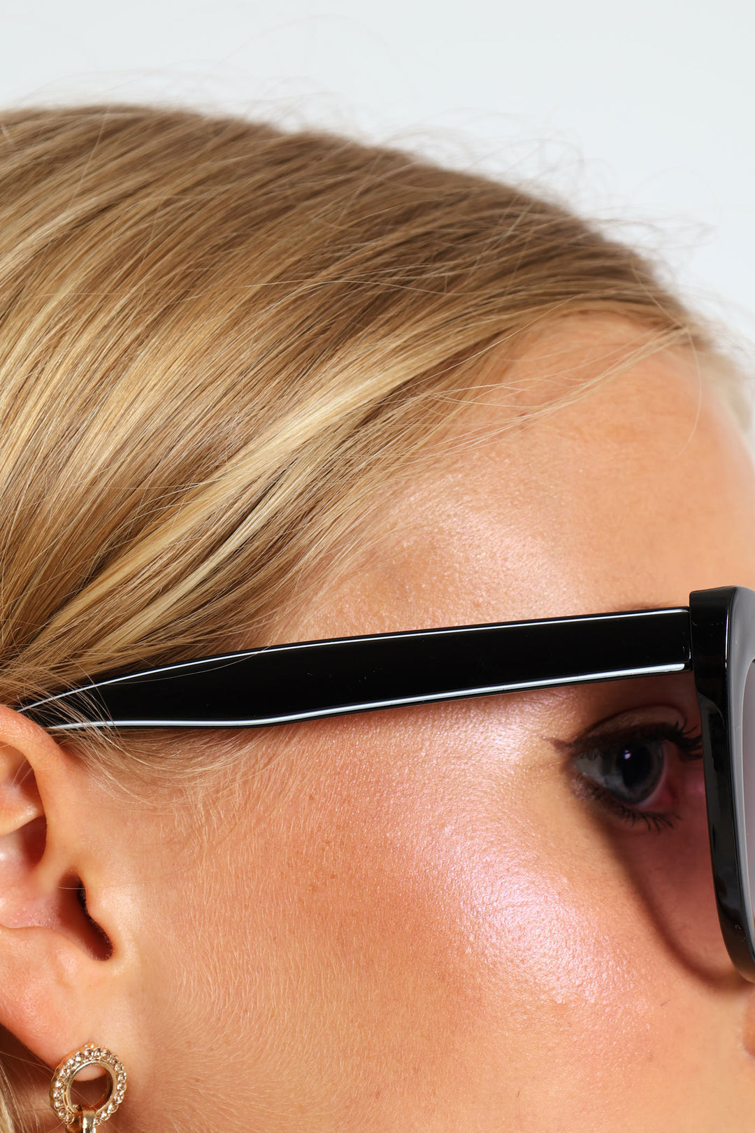 Curved Cateye White Line Temple  Sunglasses - Black