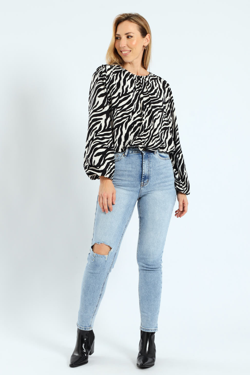 Rip Knee Mom Jean - Light Wash