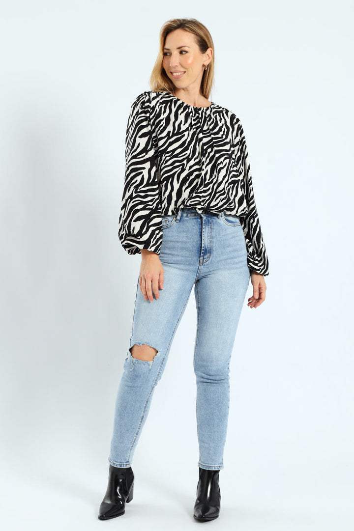 Rip Knee Mom Jean - Light Wash