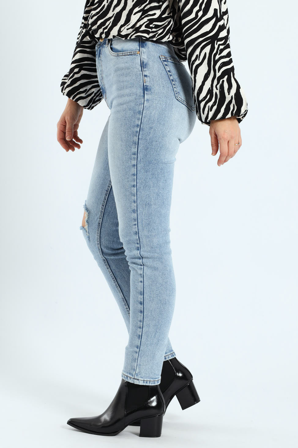 Rip Knee Mom Jean - Light Wash