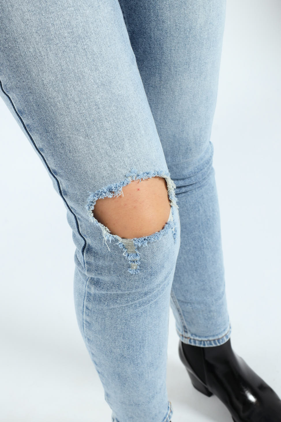 Rip Knee Mom Jean - Light Wash