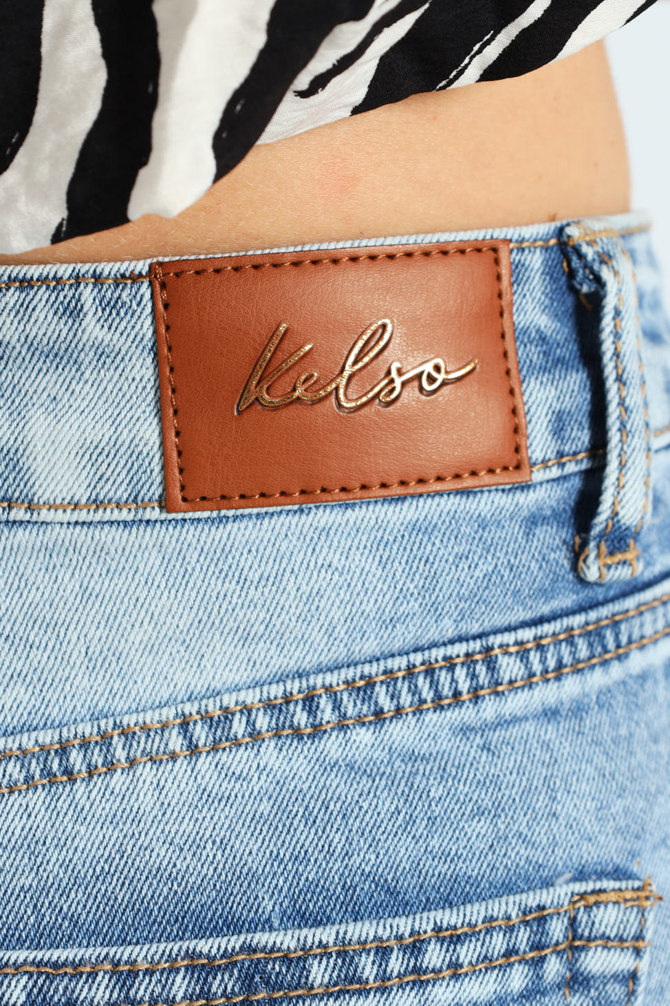 Rip Knee Mom Jean - Light Wash