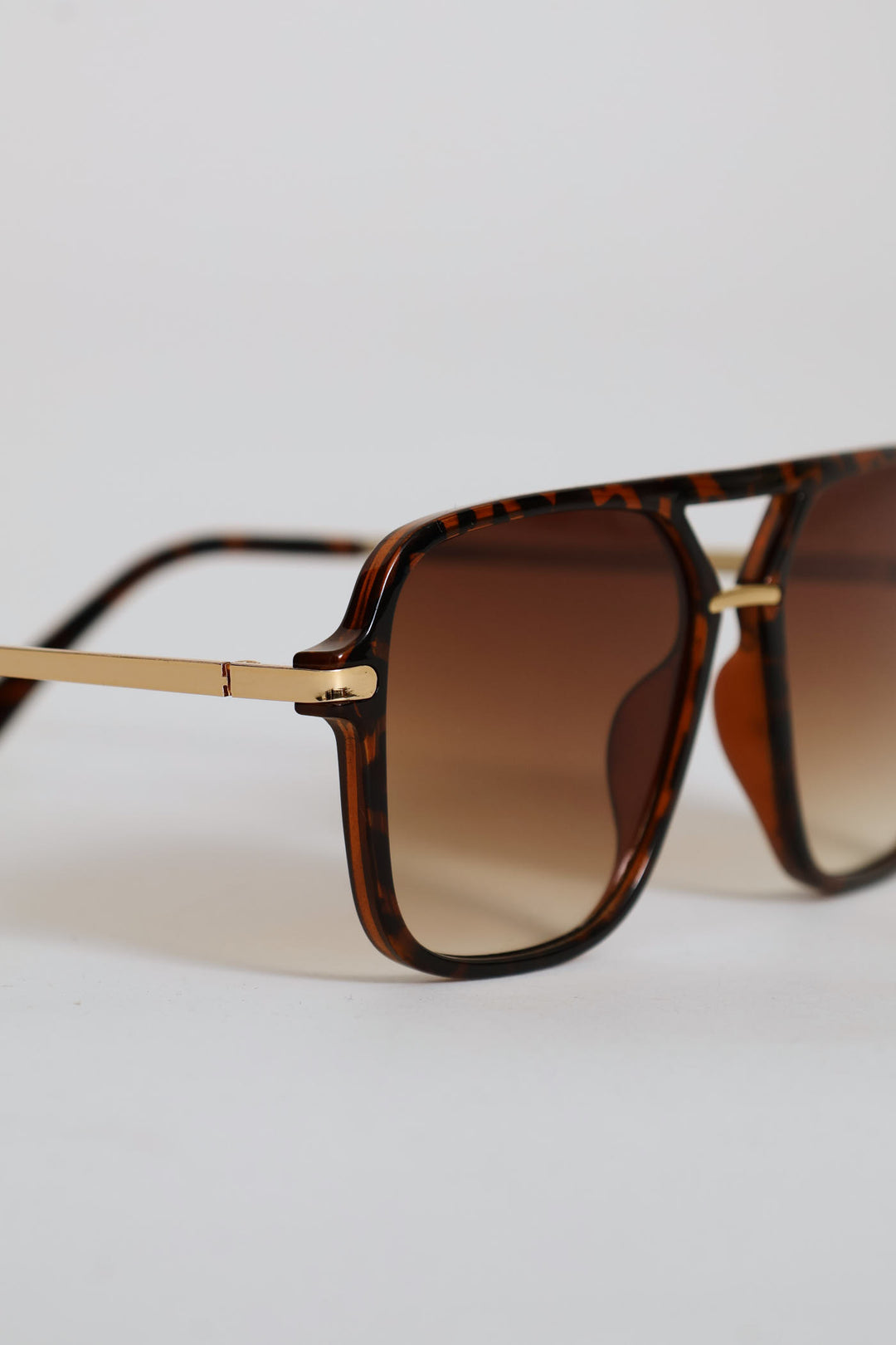 Gradient Gold Trim Aviator Sunglasses - Tortoise Shell