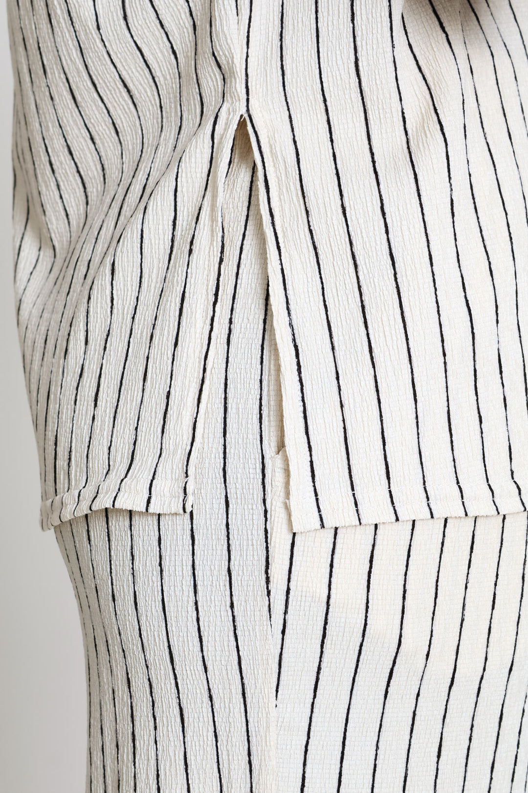 Turnup Sleeve Relaxed Crinkle Tee - Stone/Black