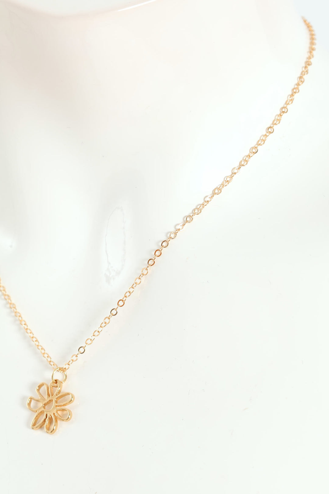 Cutout Floral Pendant Necklace - Gold