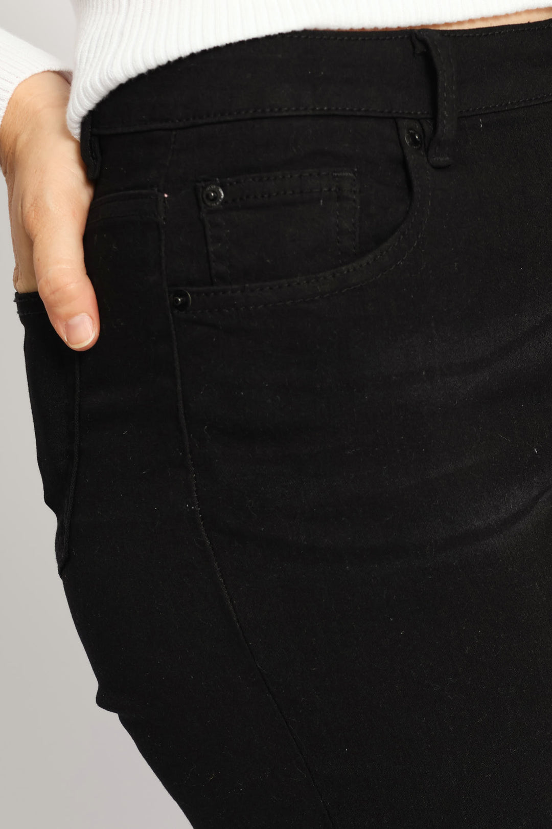 Abraised Knee Anklegrazer Skinny Jean - Black