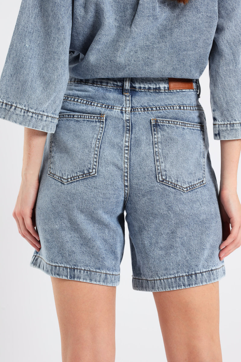 Raw Hem Boyfriend Mid Thigh Shorts - Light Wash