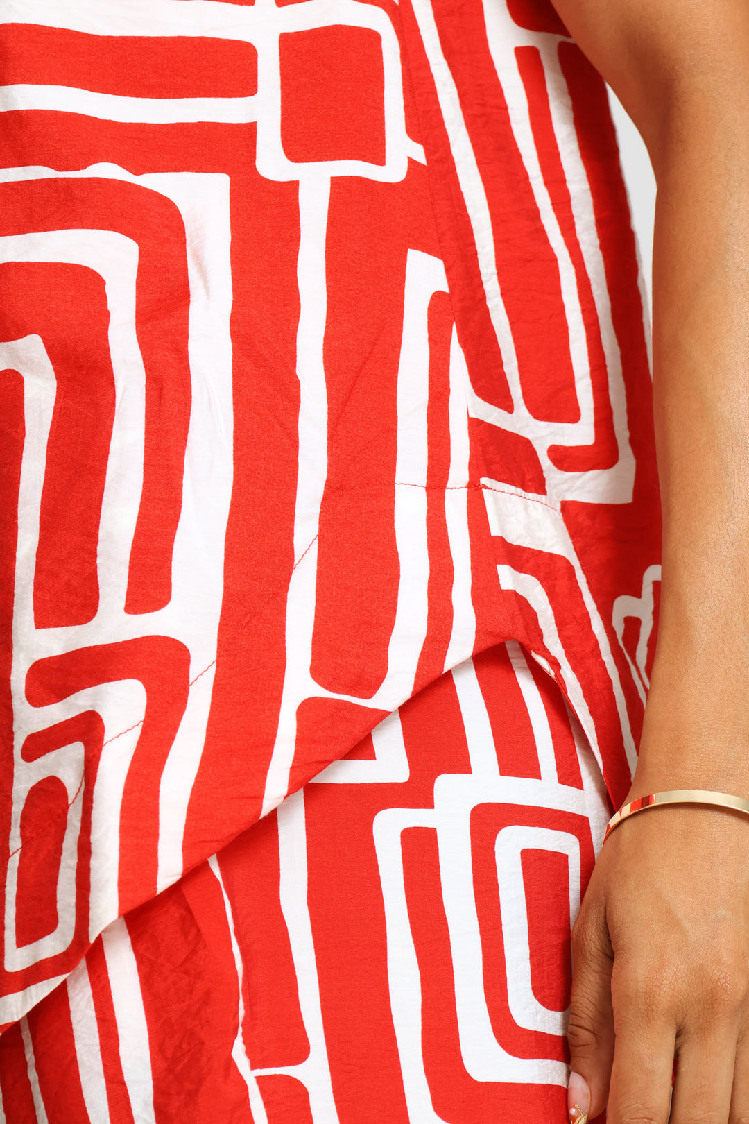 Longer Length Curved Hem Shell Tank Top - Red/Multi