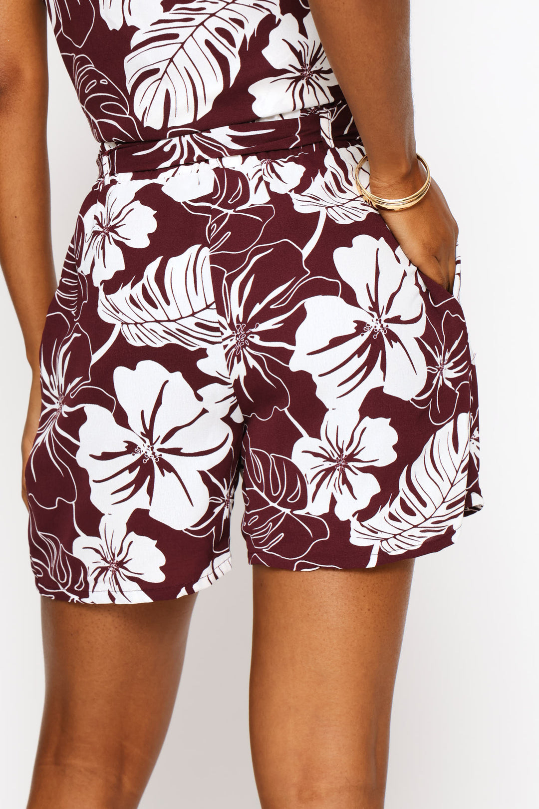 Belted Elasicated Mid Thigh Shorts - White/Wine