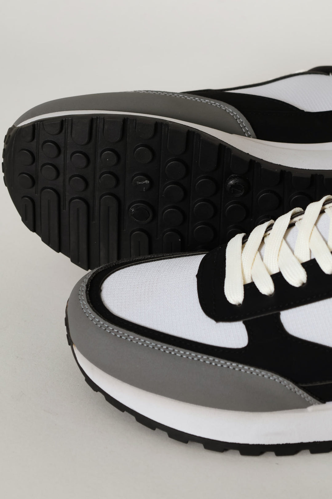 Essential Retro Runner - Grey