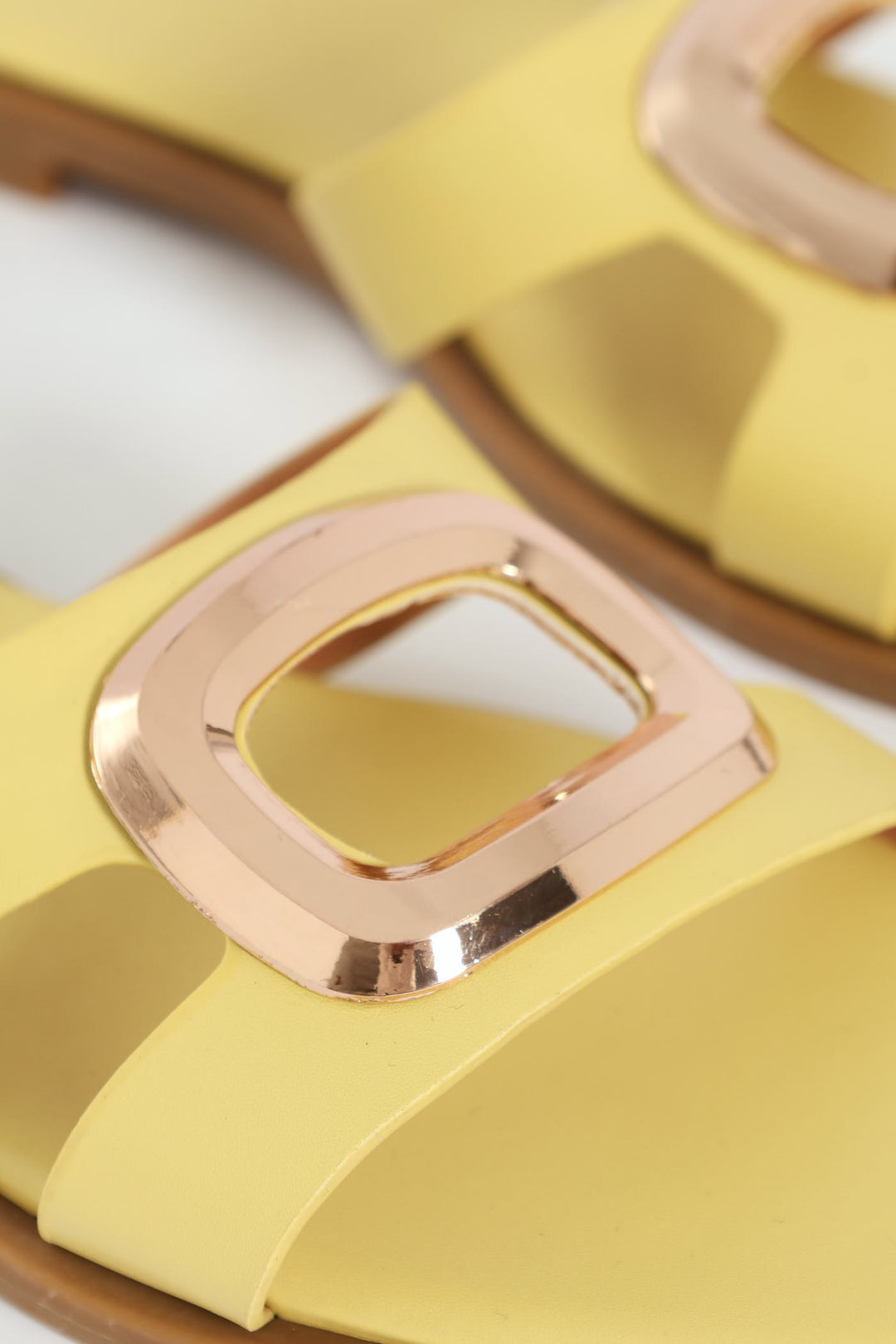 Large Oval Trim Single Band Mule Sandal - Lemon