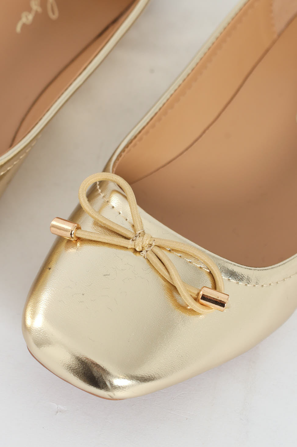 Metallic Pump With Bow - Gold