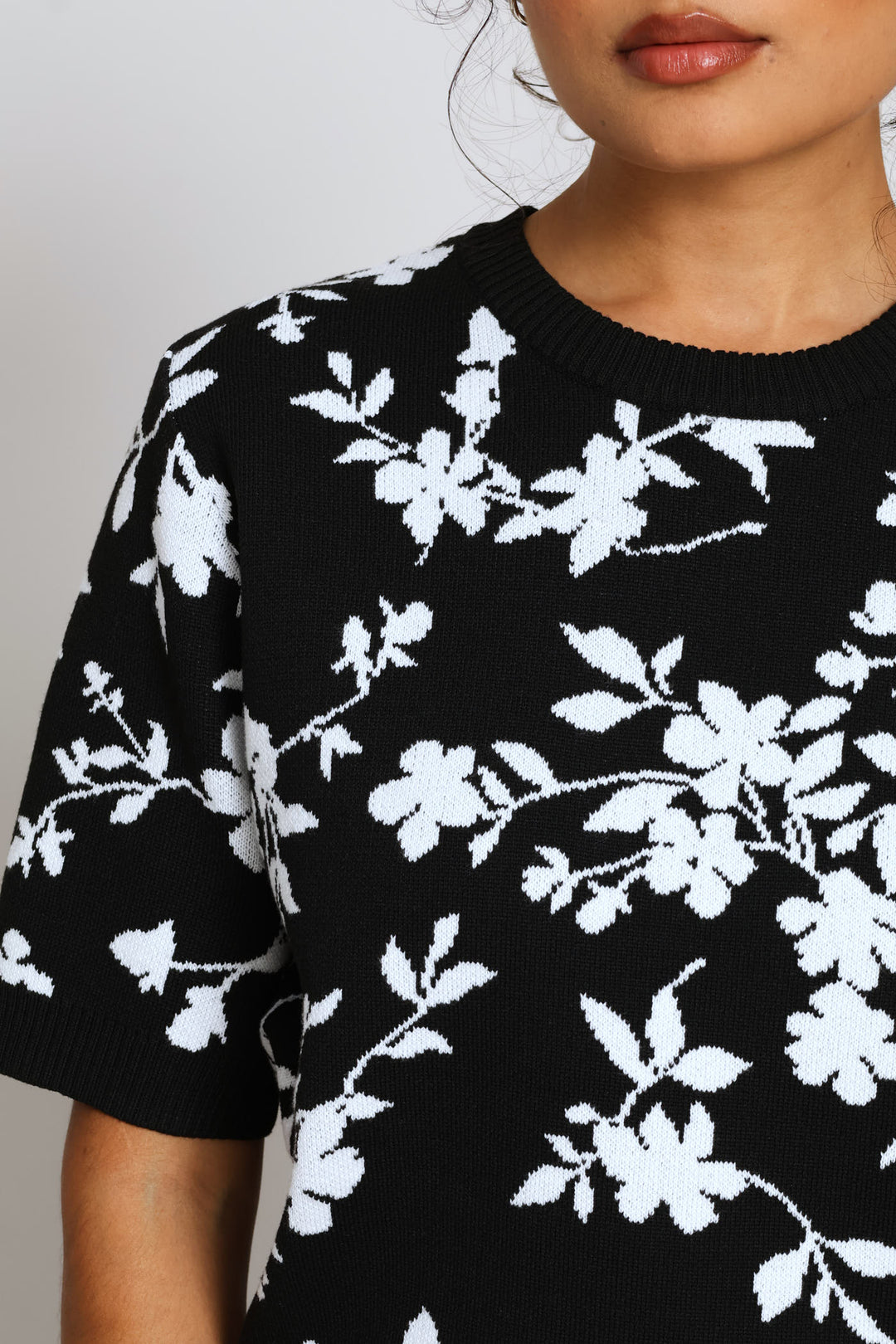 Floral K/Wear Pullover - Black/White