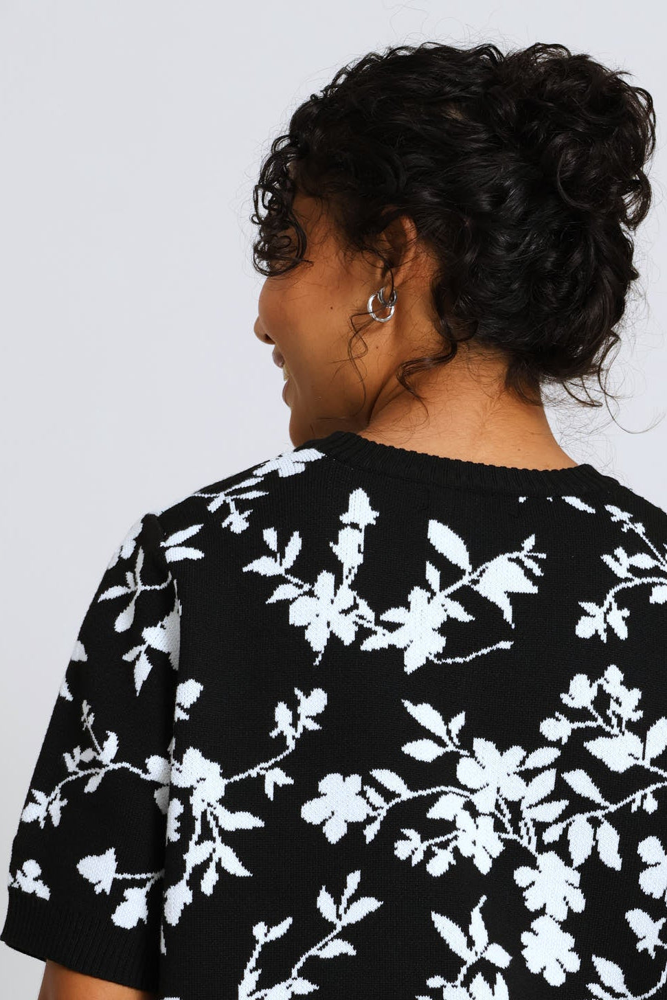 Floral K/Wear Pullover - Black/White