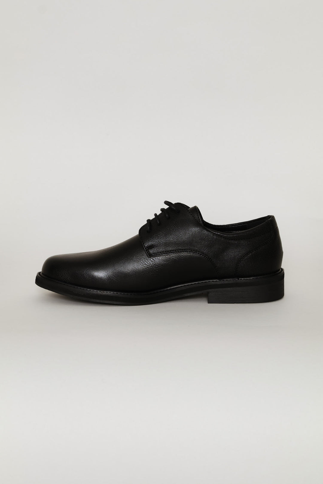 Pin Punched Quarter Round Toe Lace Up Derby Shoe - Black