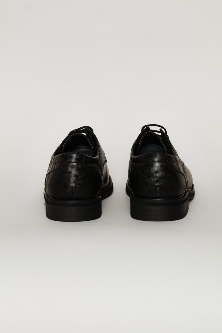 Pin Punched Quarter Round Toe Lace Up Derby Shoe - Black