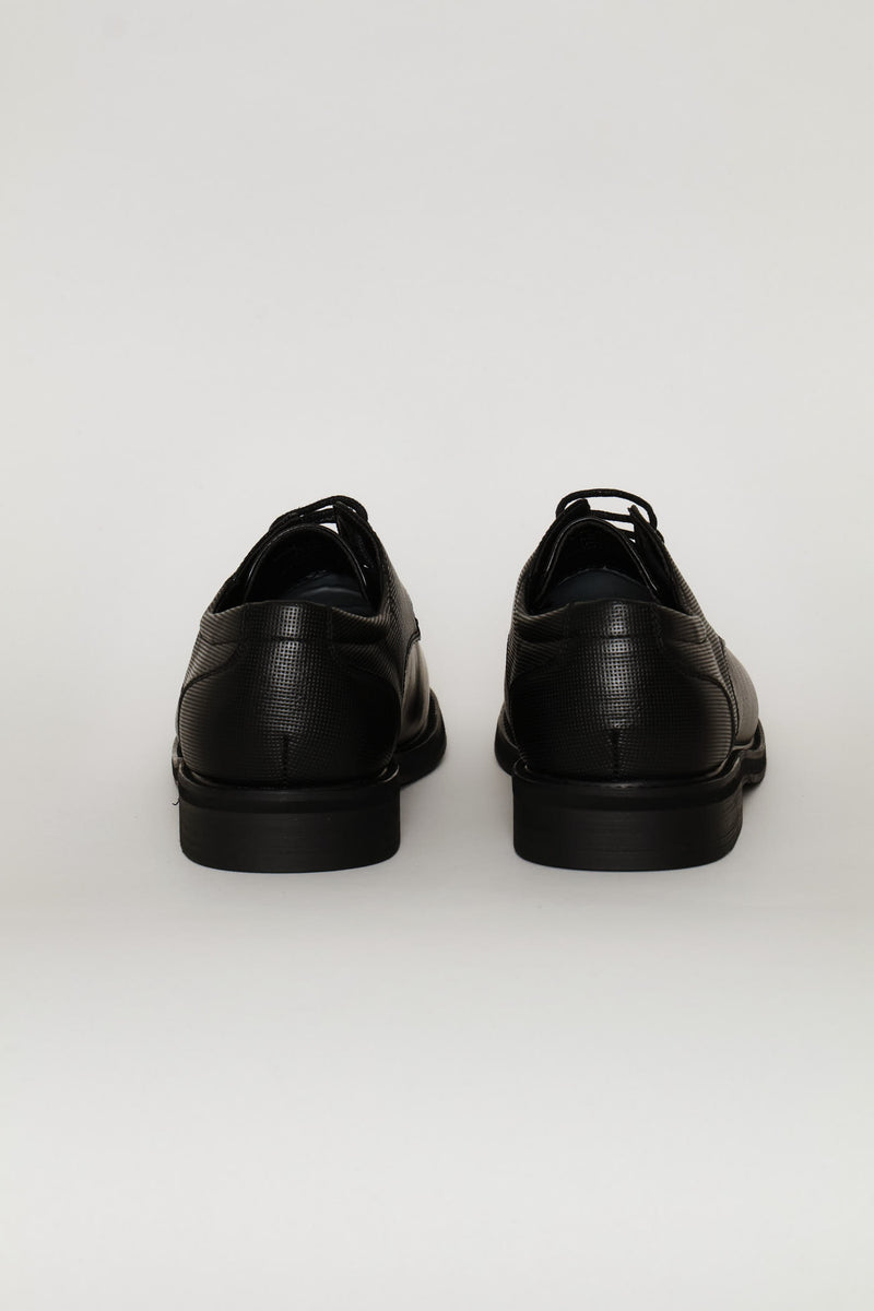 Pin Punched Quarter Round Toe Lace Up Derby Shoe - Black