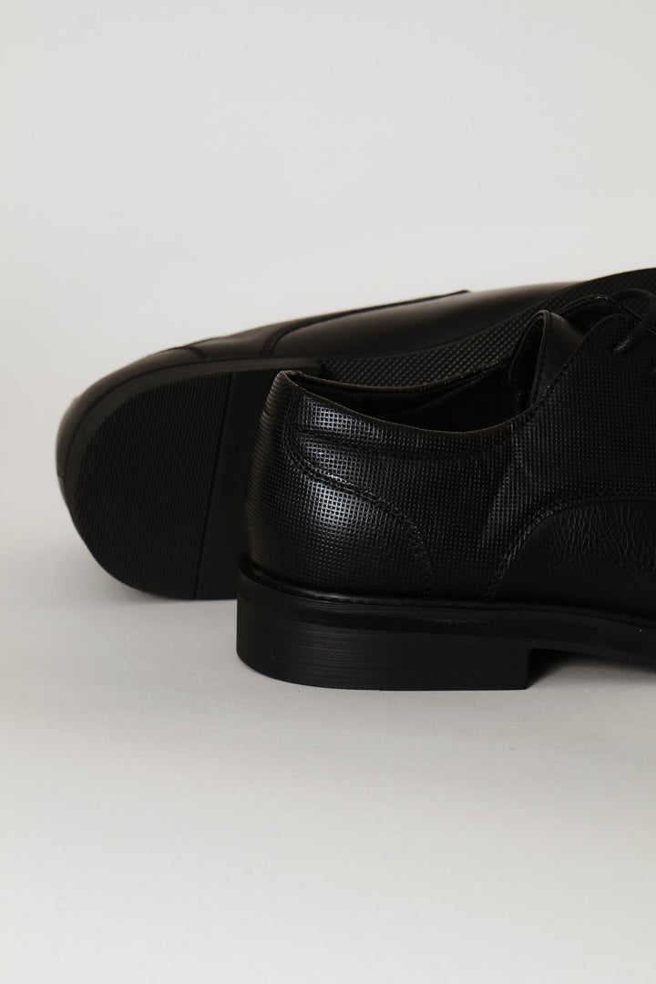 Pin Punched Quarter Round Toe Lace Up Derby Shoe - Black