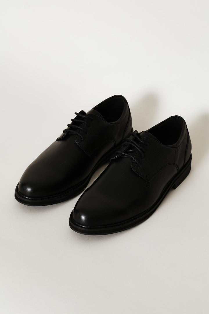 Pin Punched Quarter Round Toe Lace Up Derby Shoe - Black