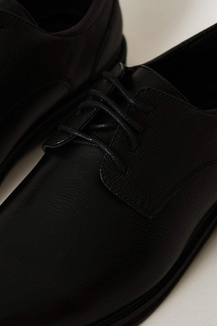 Pin Punched Quarter Round Toe Lace Up Derby Shoe - Black