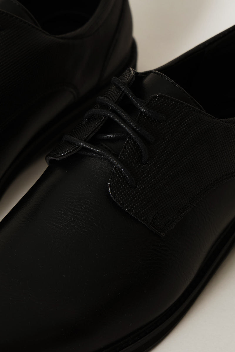 Pin Punched Quarter Round Toe Lace Up Derby Shoe - Black