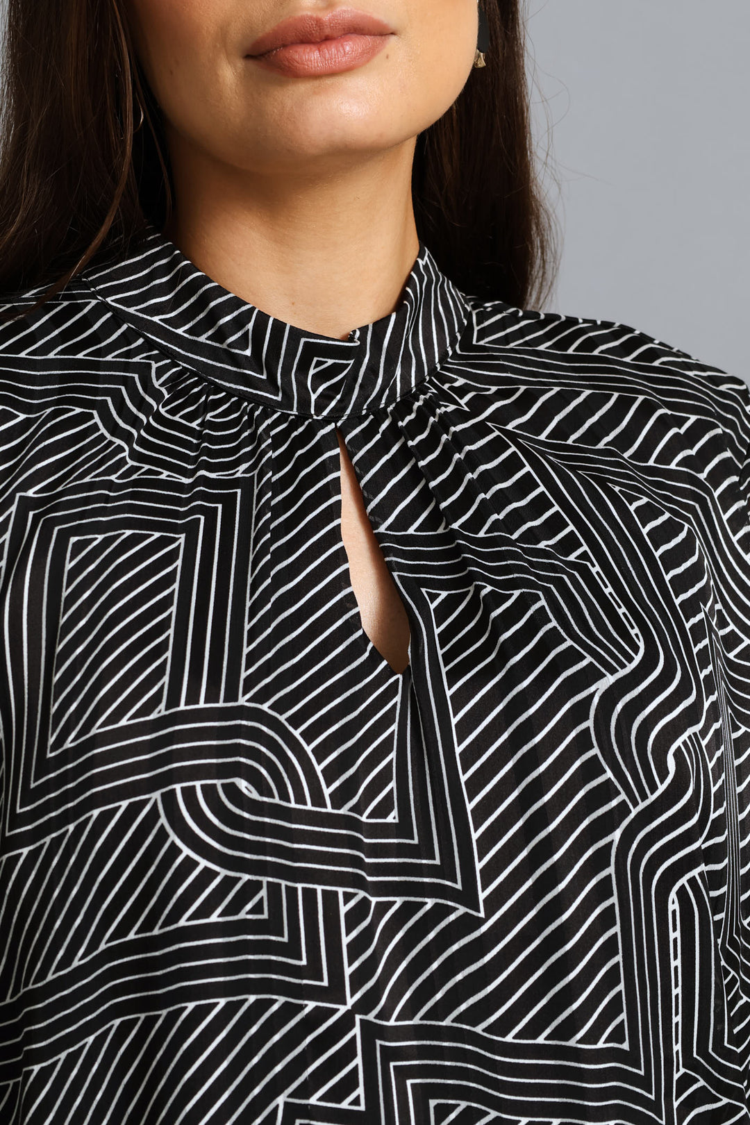 Hi-Neck Keyhole Geo Blouse - Black/Cream