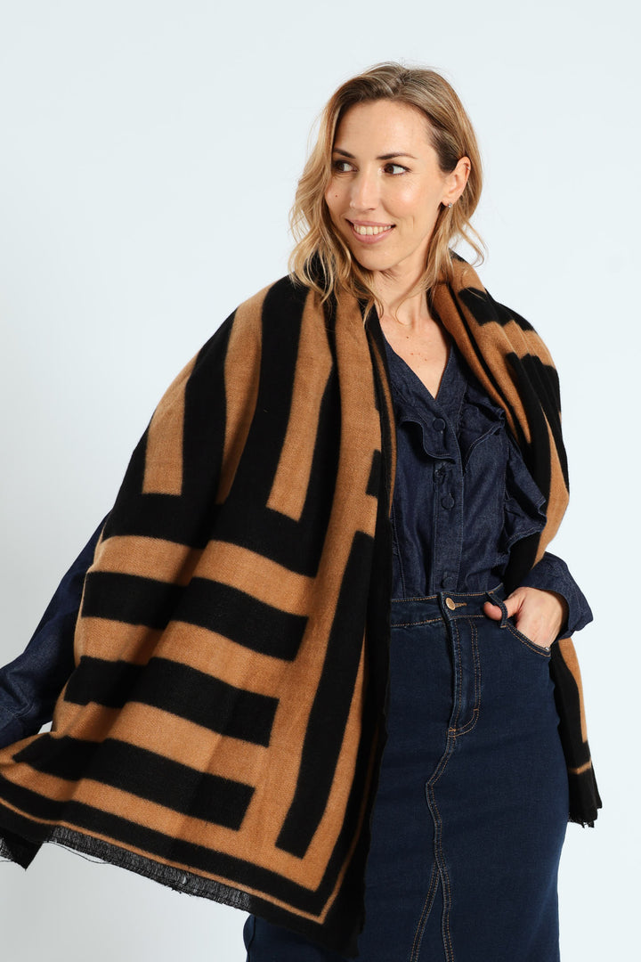 Geo Print Winter Feel Scarf - Black/Tan