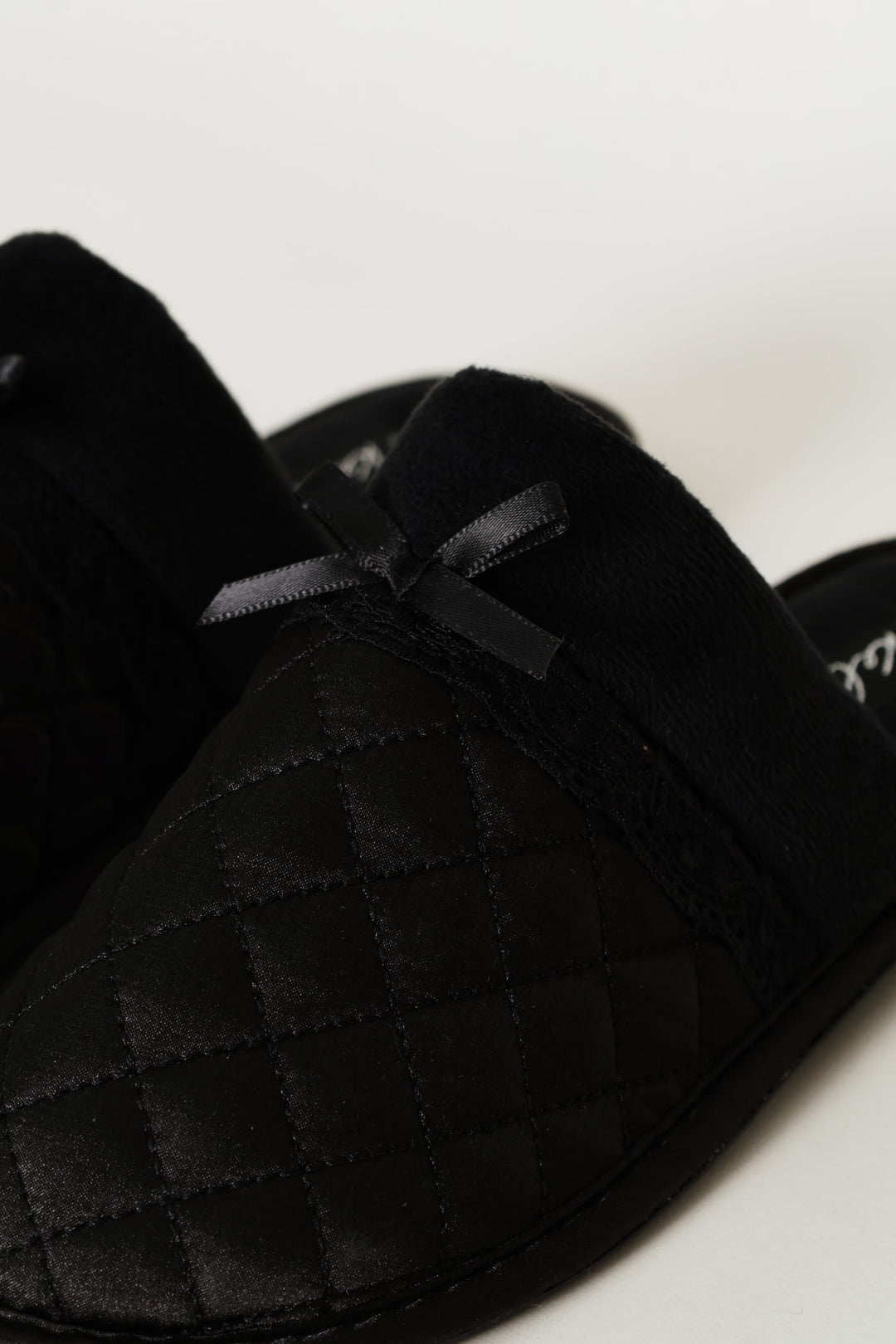 Quilted Closed Toe Slipper With Bow - Black